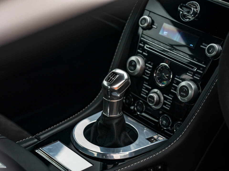Image 23/36 of Aston Martin DBS (2008)