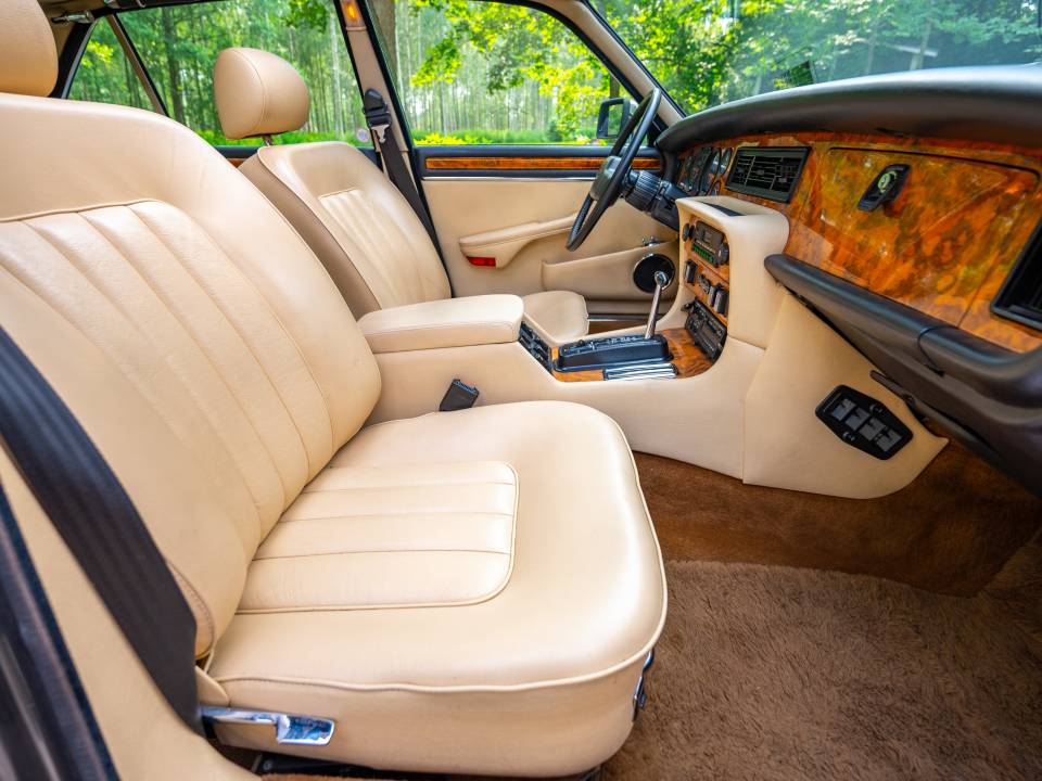 Image 38/42 of Daimler Double Six (1989)