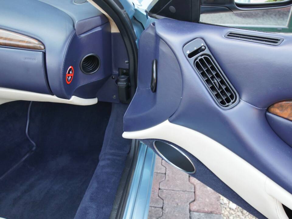 Image 42/50 of Aston Martin DB 7 Vantage Volante (2000)