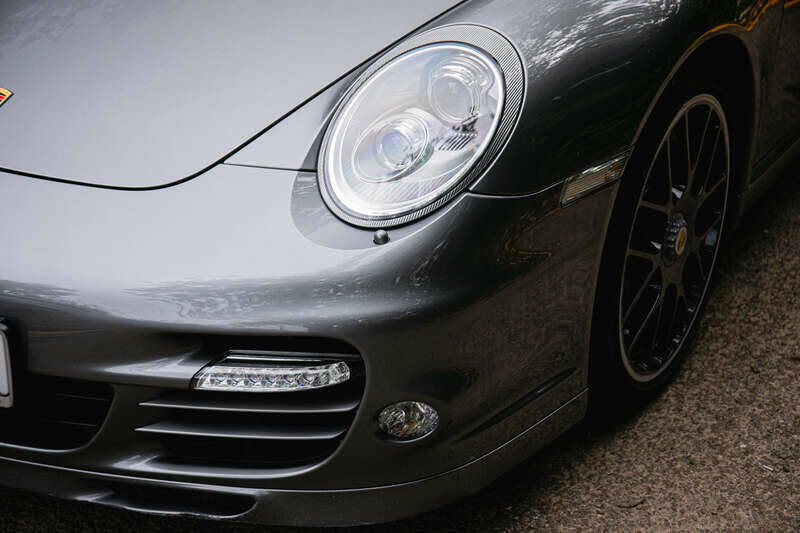 Immagine 16/50 di Porsche 911 Turbo S (2011)