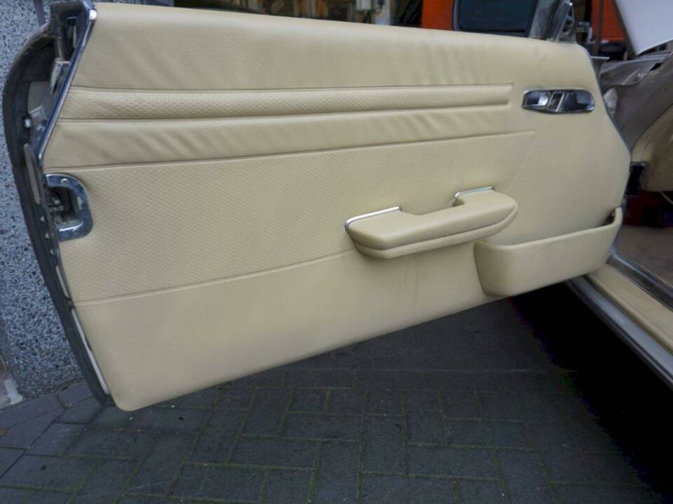 Afbeelding 24/36 van Mercedes-Benz 560 SL (1989)