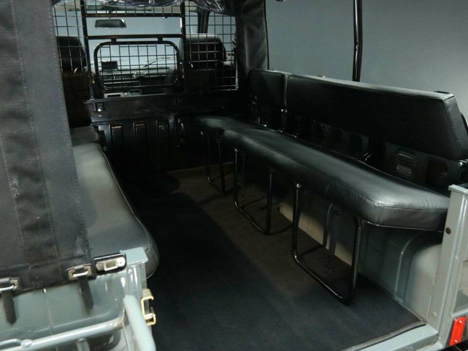 Immagine 36/50 di Mercedes-Benz 230 GE (SWB) (1993)