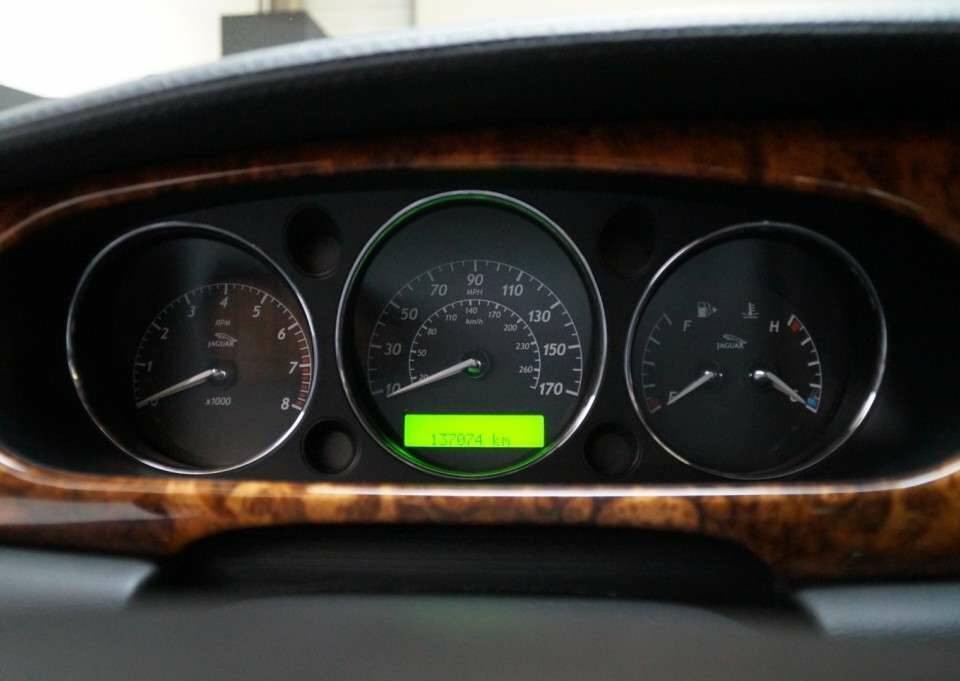 Image 46/50 of Jaguar XJ 8 4.2 (2007)
