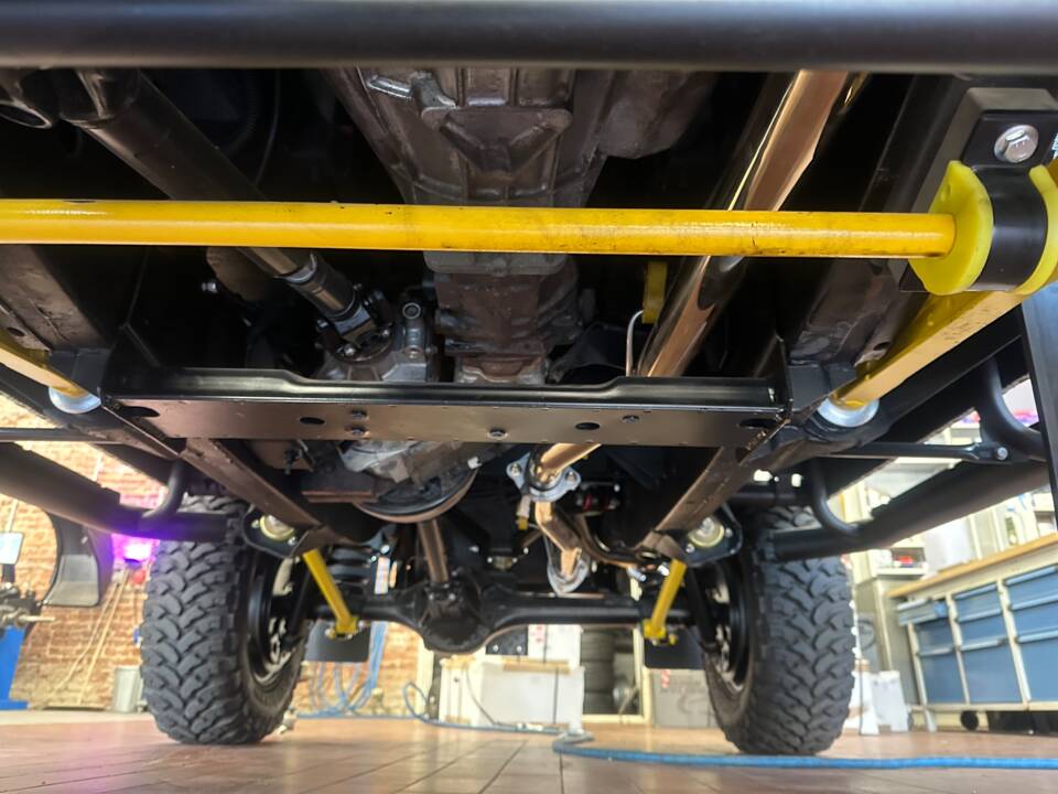 Image 18/30 of Land Rover Defender 90 "Limited" (2005)