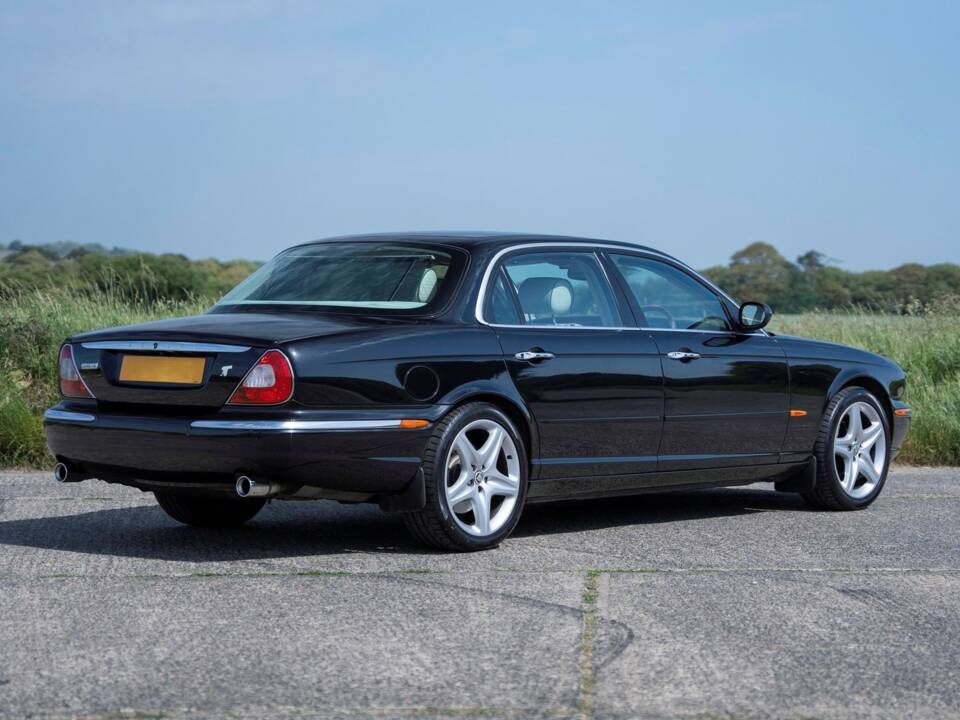 Obraz 3/50 pojazdu Jaguar XJR Super V8 (2004)