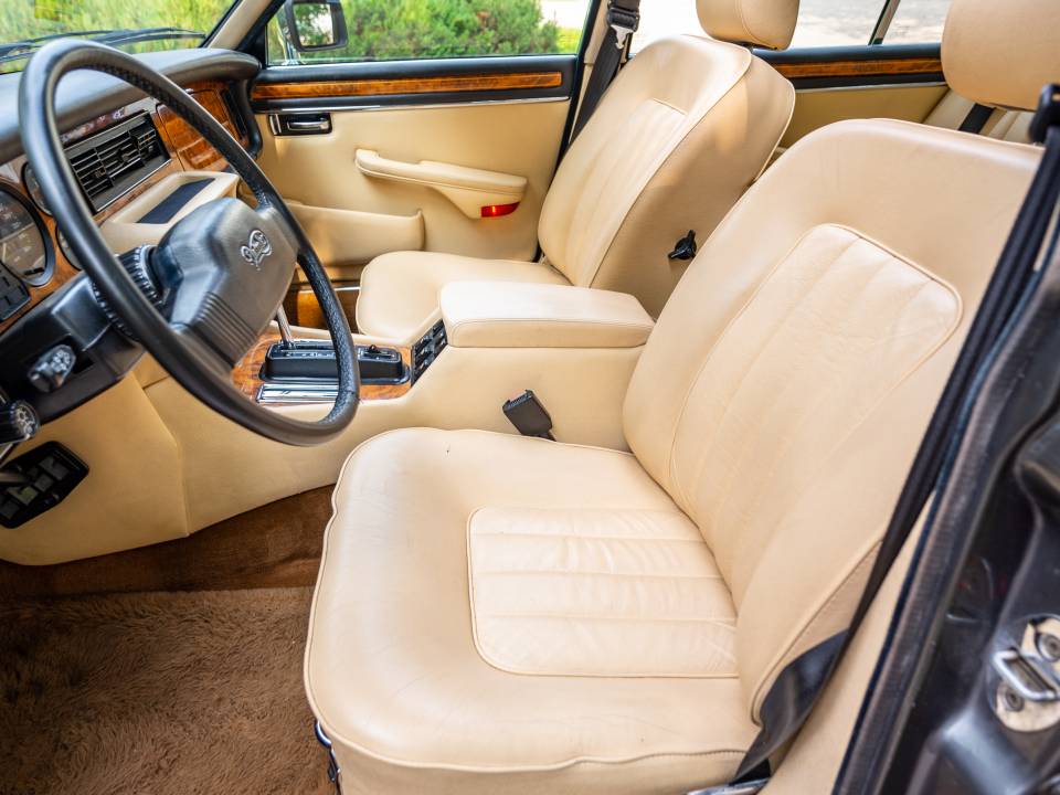 Image 34/42 of Daimler Double Six (1989)
