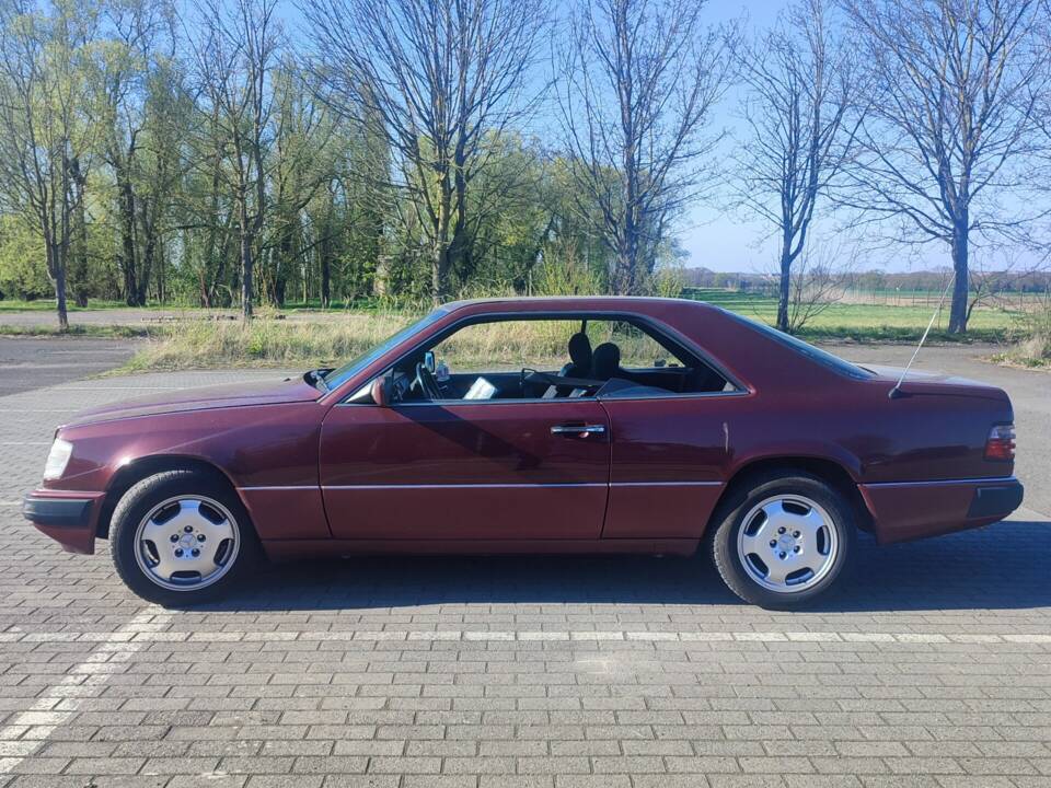 Image 3/5 of Mercedes-Benz 230 CE (1993)