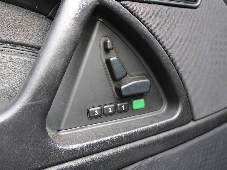 Image 26/50 of Mercedes-Benz SL 320 (2001)