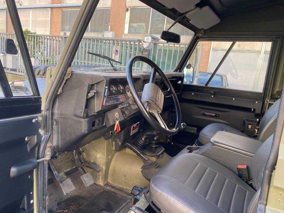 Image 14/50 of Land Rover 110 (1989)