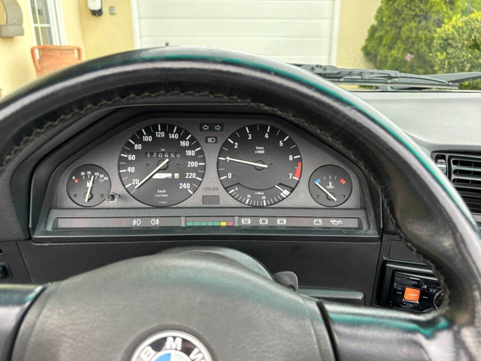 Image 19/40 of BMW 320i (1992)