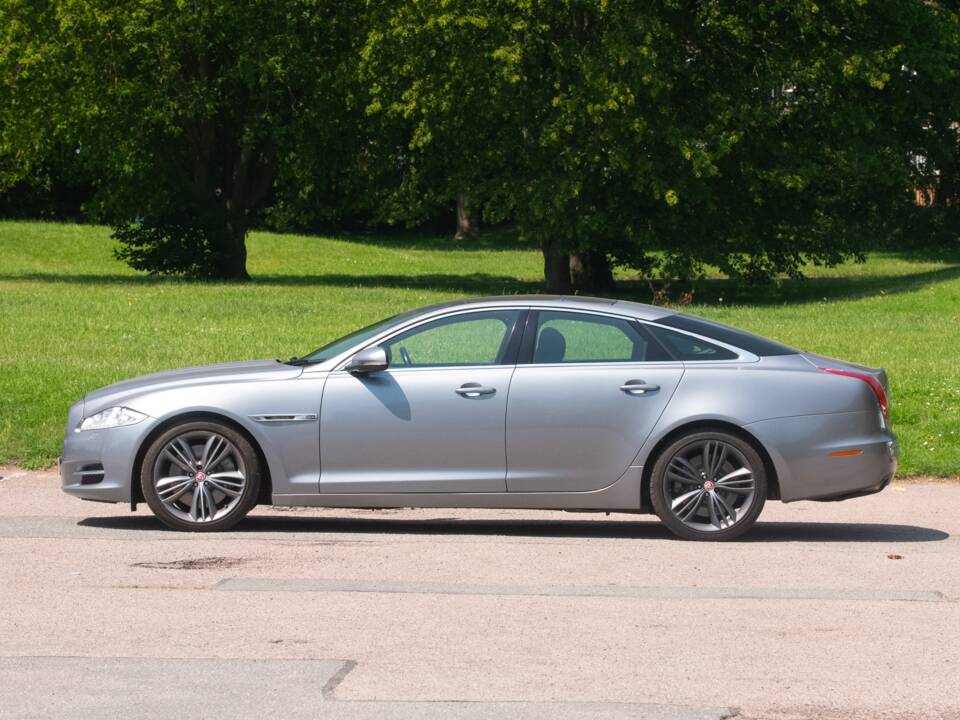 Image 37/50 of Jaguar XJ 5.0 (2011)