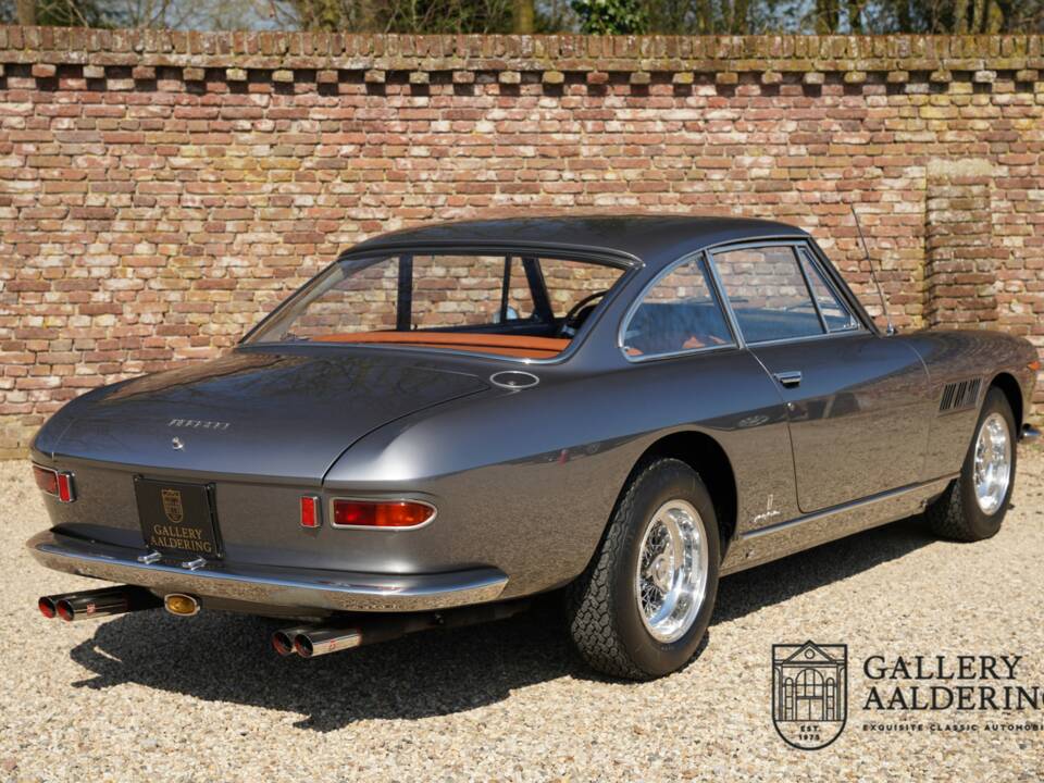 Image 2/50 de Ferrari 330 GT 2+2 (1965)