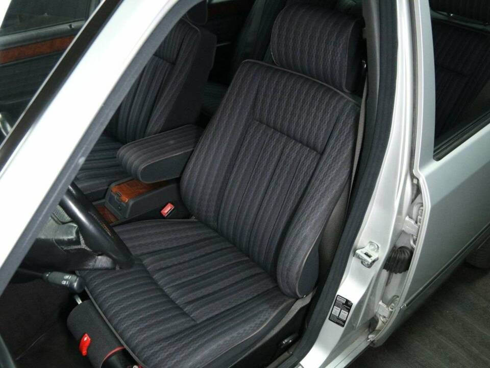 Bild 10/50 von Mercedes-Benz 300 E-24 (1992)