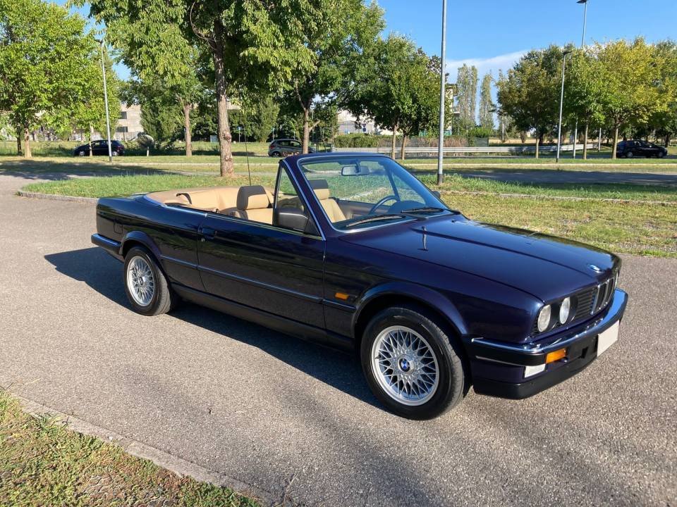 Image 13/23 of BMW 320i (1989)