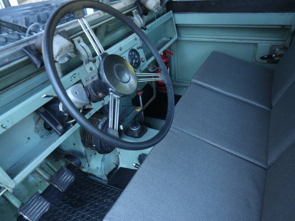 Image 31/50 of Land Rover 88 (1965)