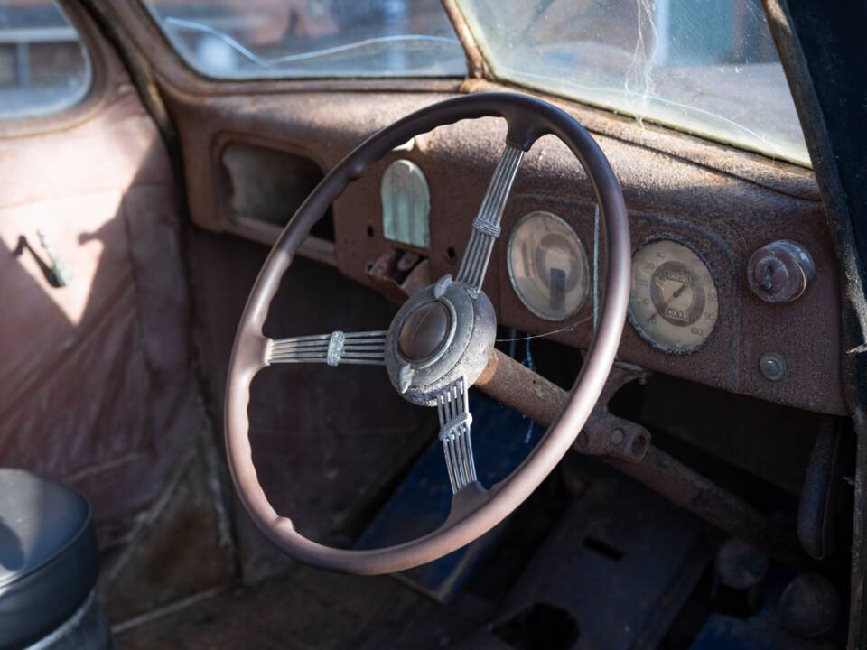 Image 57/134 of Ford V8 (1937)