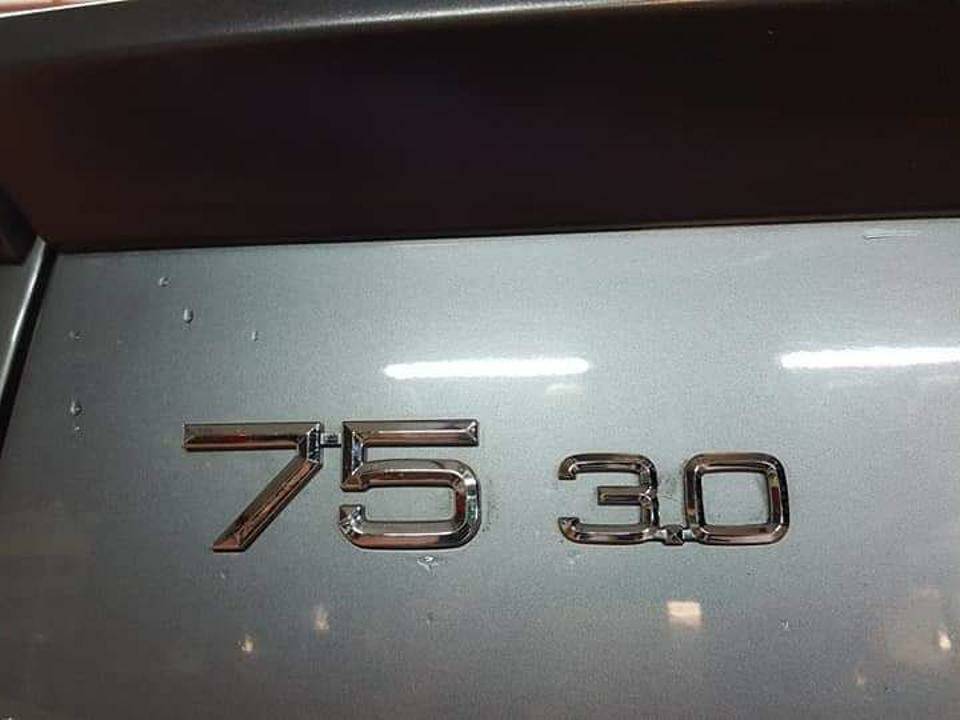 Immagine 7/10 di Alfa Romeo 75 3.0 V6 (1991)
