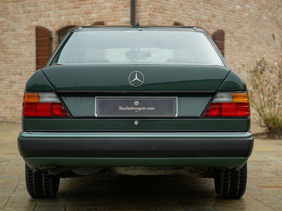 Bild 8/50 von Mercedes-Benz 200 D (1990)