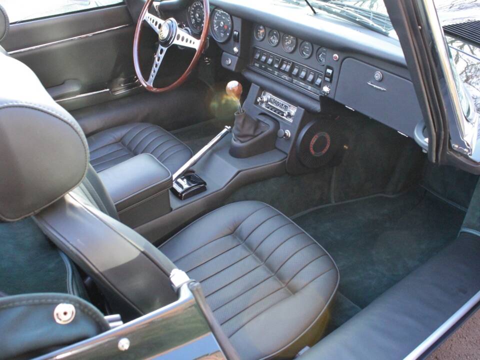 Image 11/21 de Jaguar E-Type (1969)