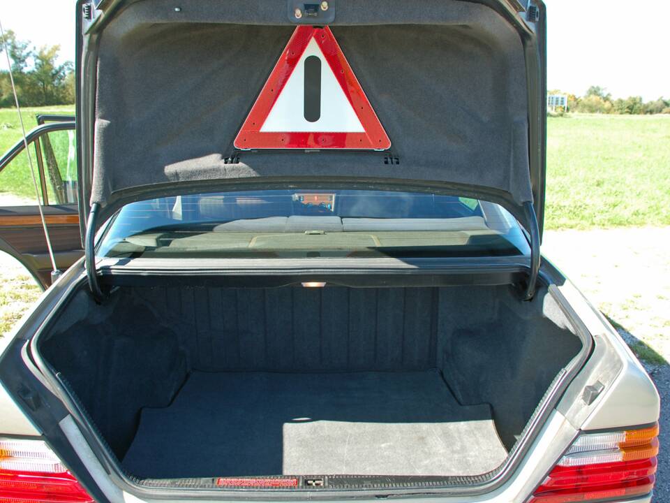 Image 30/34 of Mercedes-Benz 230 E (1992)