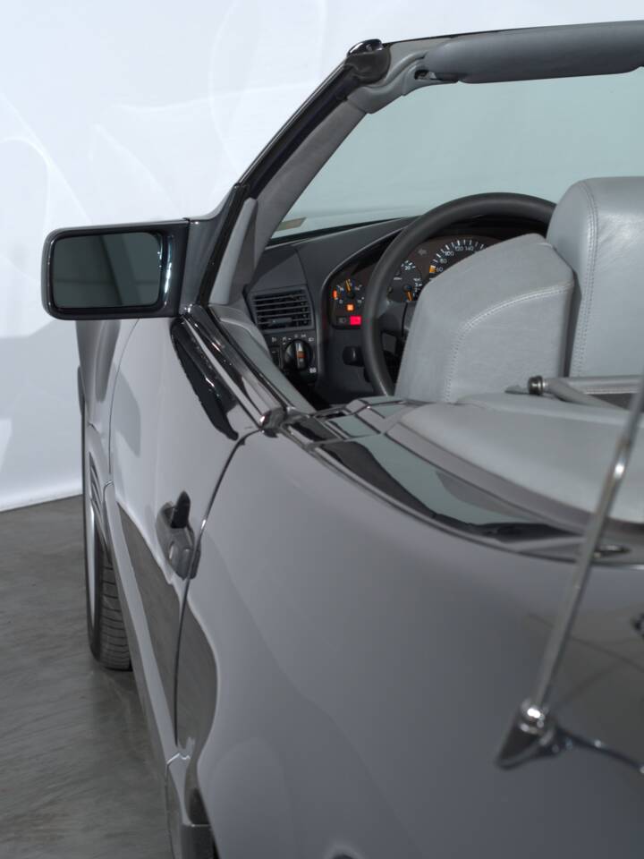 Image 30/56 de Mercedes-Benz 500 SL (1993)
