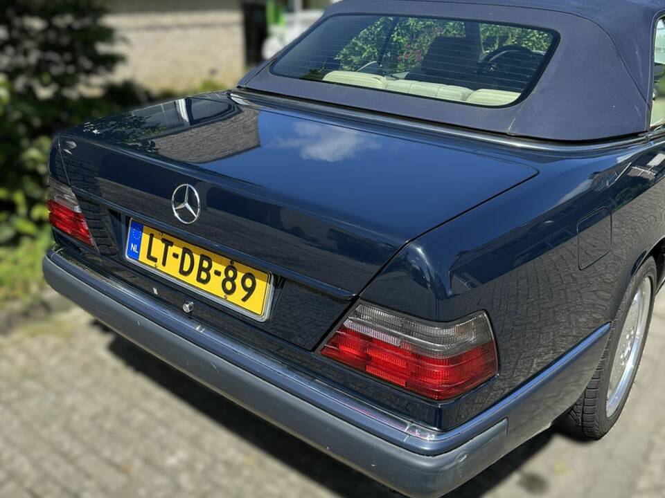 Image 8/8 of Mercedes-Benz 300 CE-24 (1993)