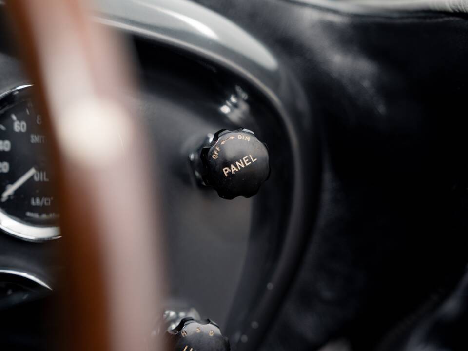 Image 62/79 of Aston Martin DB 6 (1968)