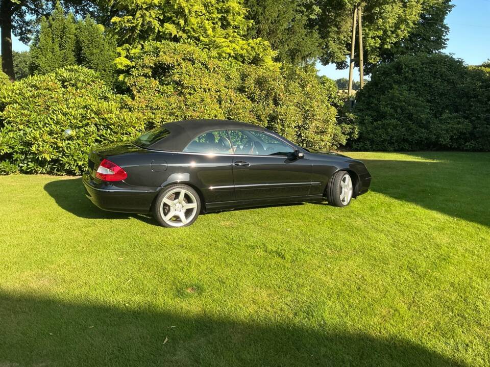 Immagine 4/41 di Mercedes-Benz CLK 320 (2003)