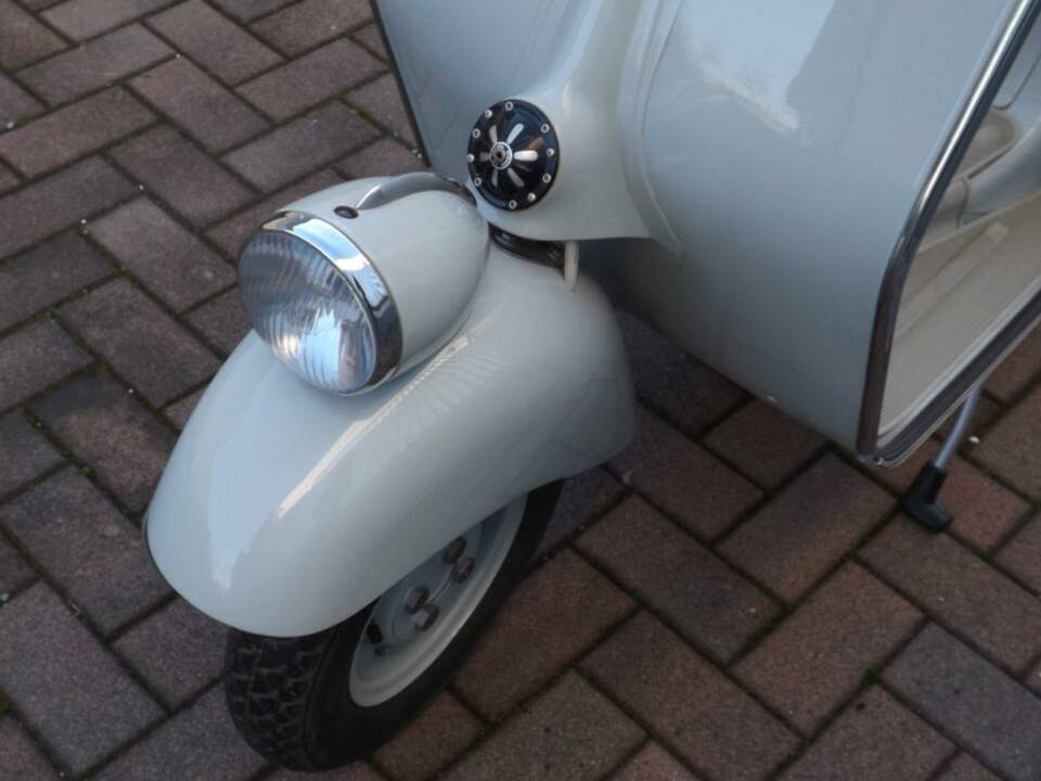 Image 21/50 of Piaggio Vespa 125 (1955)