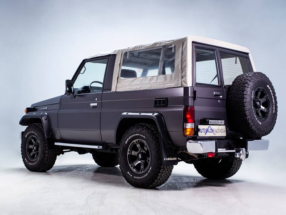 Image 11/42 of Toyota Land Cruiser FJ 62 (1985)