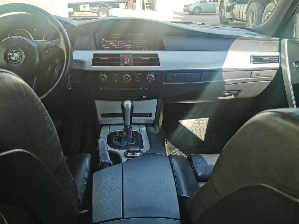 Image 19/22 of BMW 530d Touring (2005)