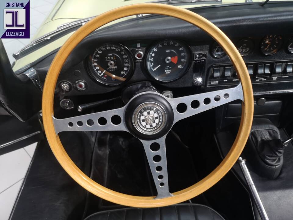 Image 27/51 de Jaguar E-Type (1970)