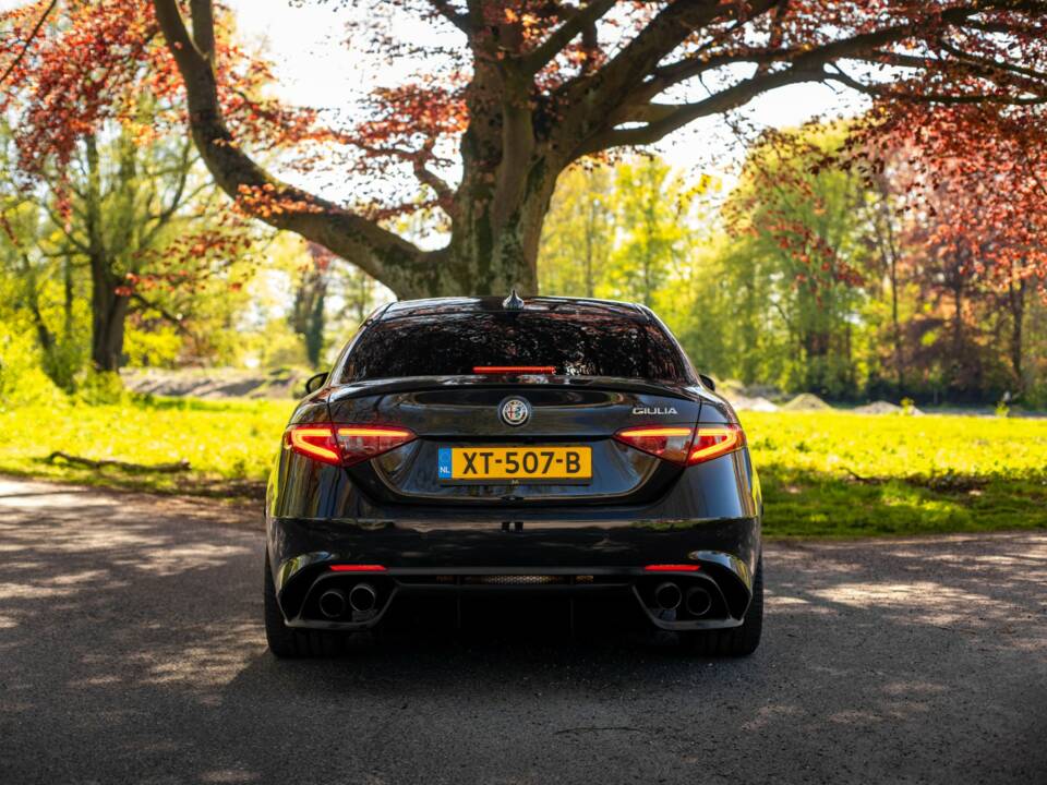 Image 4/24 de Alfa Romeo Giulia Quadrifoglio (2018)