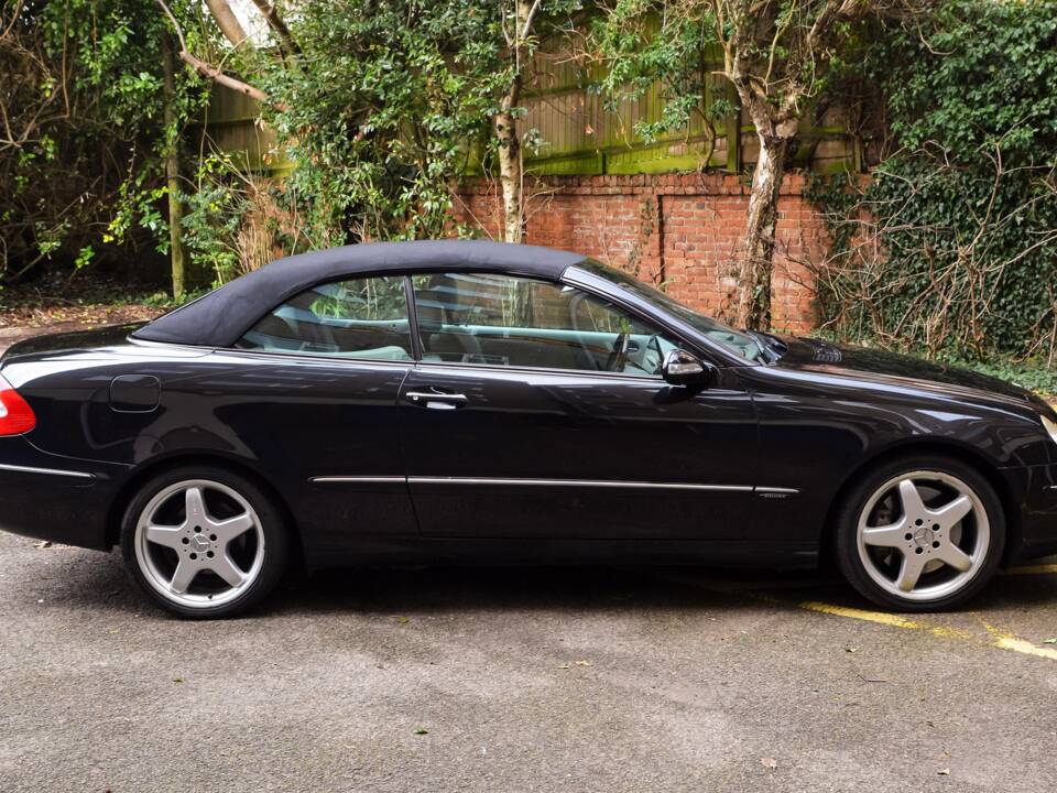 Image 2/49 of Mercedes-Benz CLK 500 (2004)