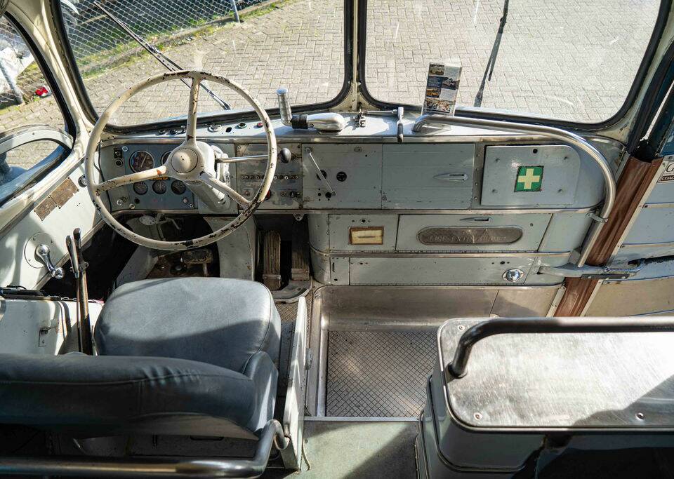 Image 2/8 of GMC PD-4151 "Silversides" (1948)