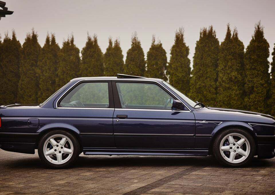 Image 7/8 of BMW 325i (1989)