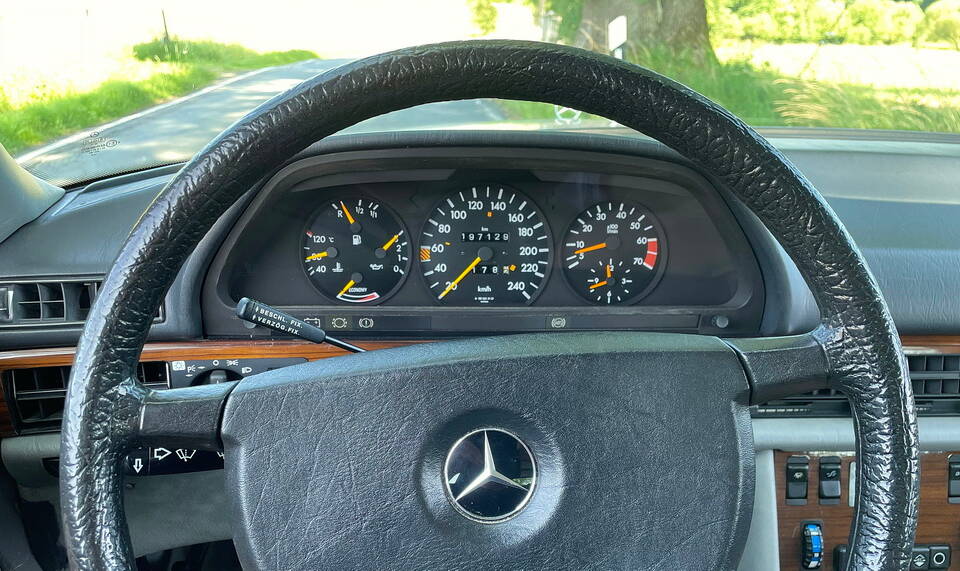 Image 8/24 of Mercedes-Benz 500 SEL (1982)