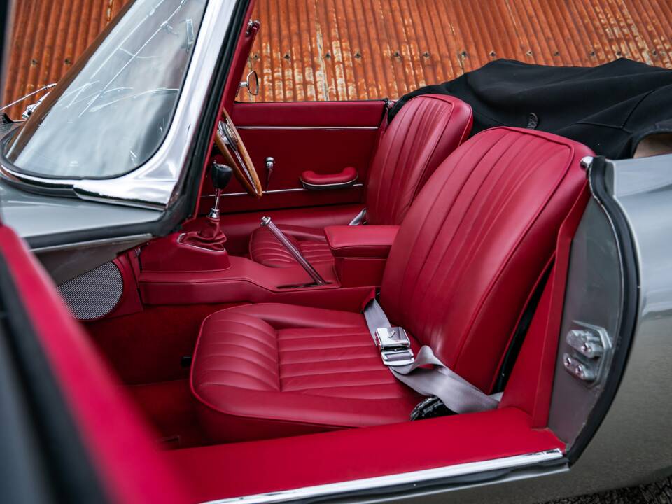 Image 26/34 de Jaguar E-Type (1968)