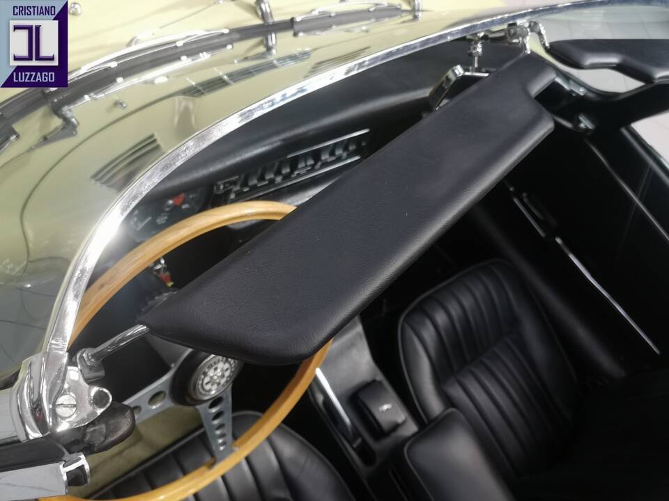 Image 23/51 de Jaguar E-Type (1970)