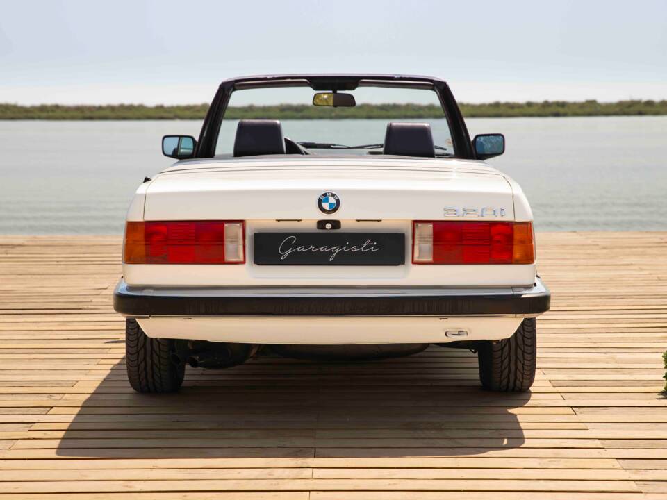 Image 28/70 of BMW 320i (1990)