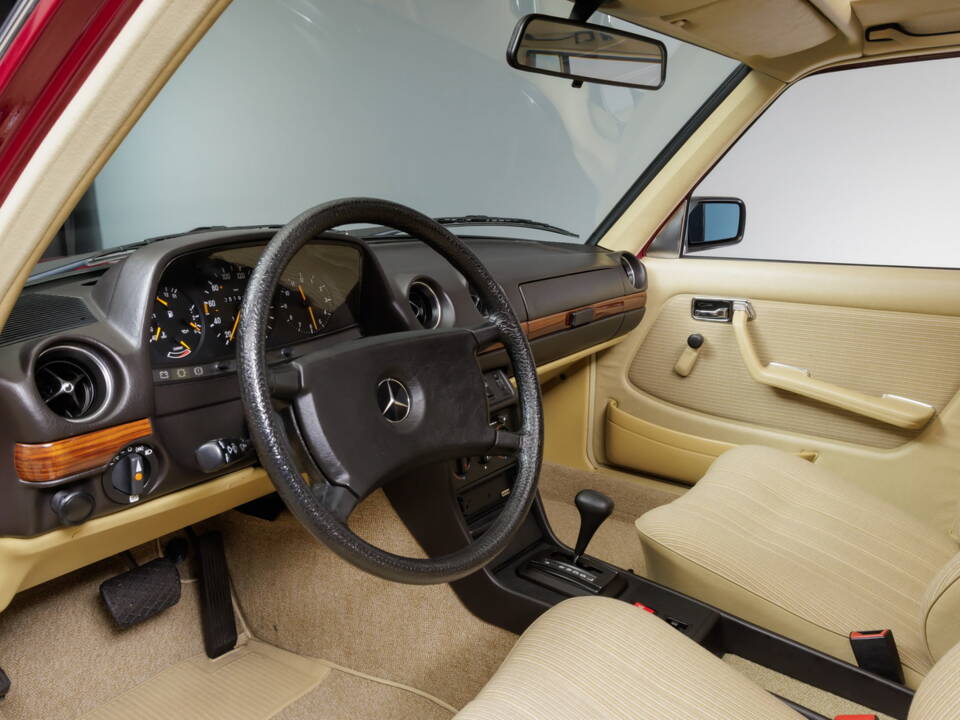 Bild 18/43 von Mercedes-Benz 230 TE (1985)