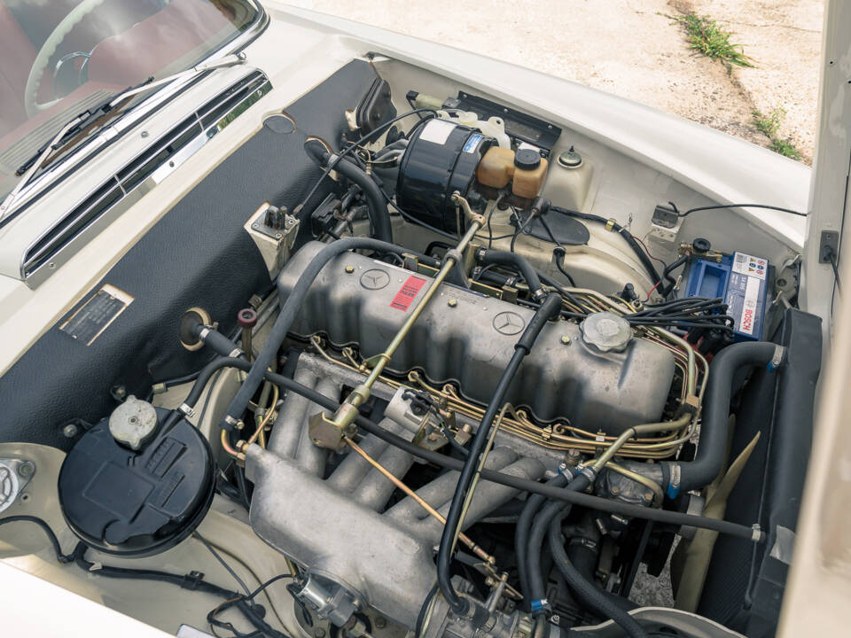 Image 57/60 of Mercedes-Benz 230 SL (1967)