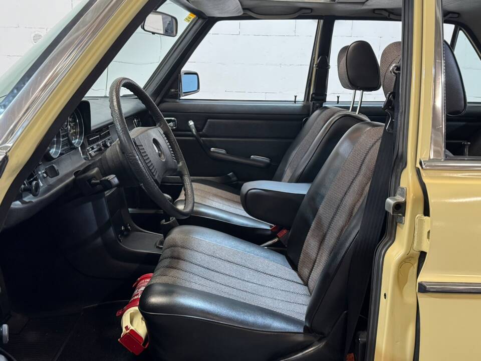 Immagine 20/35 di Mercedes-Benz 200 (1975)