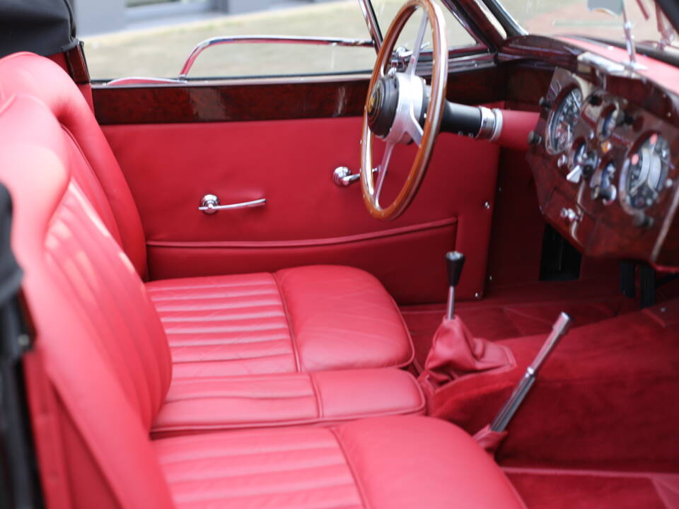 Image 25/40 of Jaguar XK 120 DHC (1953)