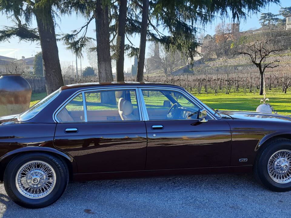 Image 3/15 de Jaguar XJ 6 4.2 (1982)