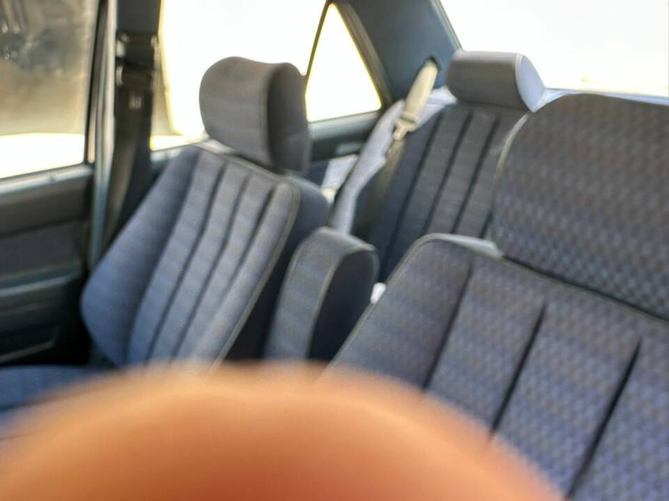 Bild 49/69 von Mercedes-Benz 190 E (1988)