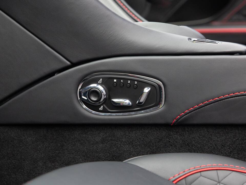 Immagine 72/84 di Aston Martin DBS 770 Ultimate Volante (2023)