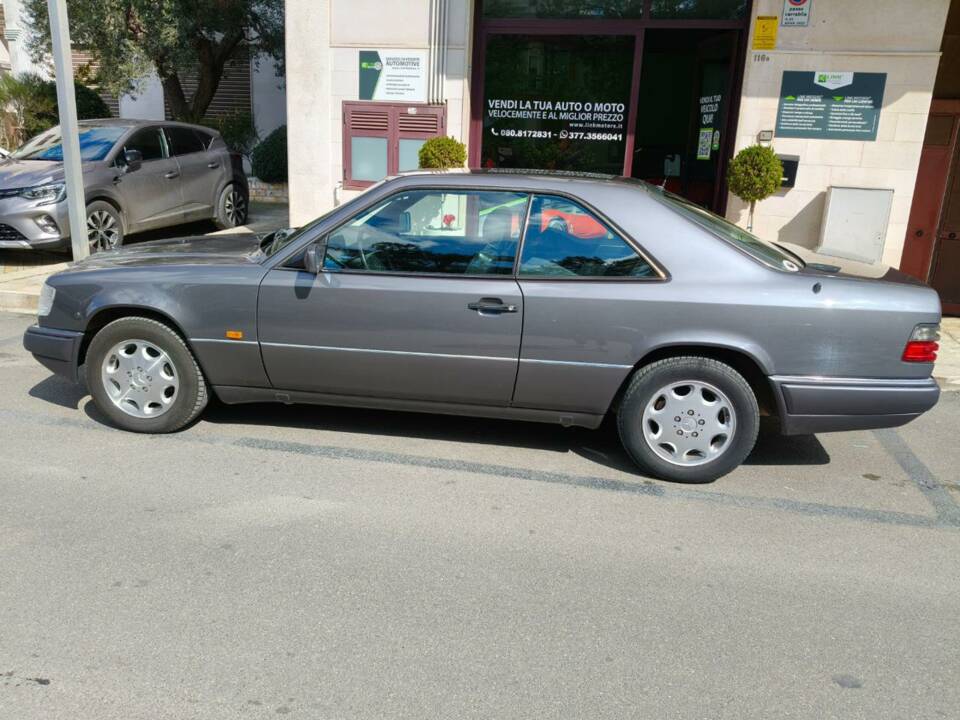 Immagine 32/35 di Mercedes-Benz E 200 (1995)