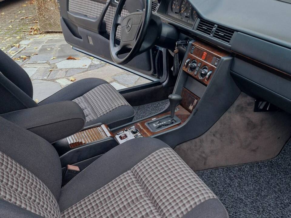 Afbeelding 17/38 van Mercedes-Benz E 200 (1995)