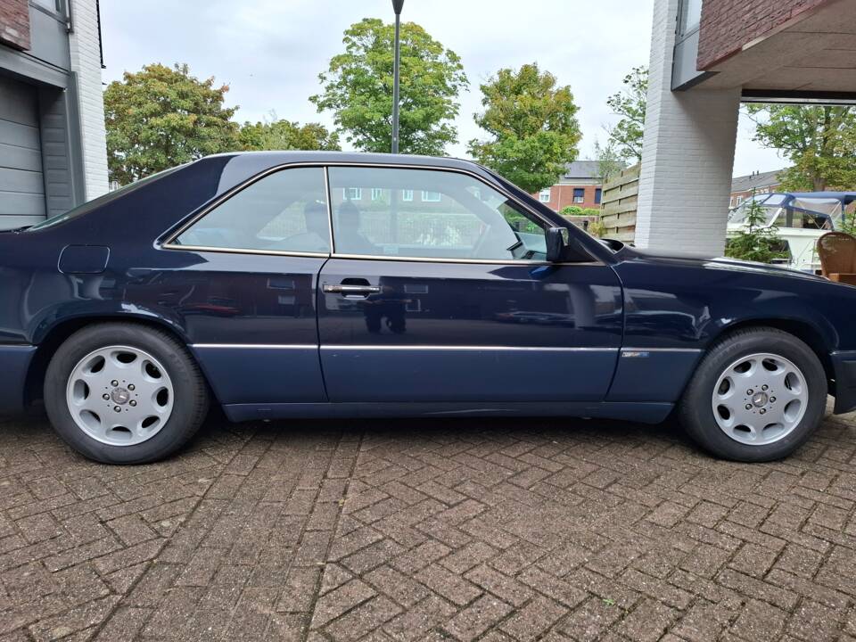 Immagine 9/14 di Mercedes-Benz 230 CE (1992)
